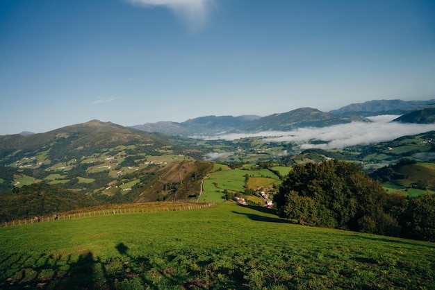 Villaggio e strada nella valle delle montagne. Pirenei. Paesaggio del Cammino di Santiago. . Foto di alta qualità