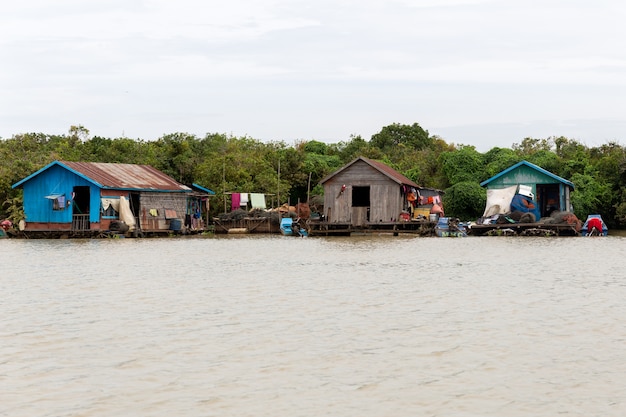 Villaggio galleggiante sul lago Tonle Sap. Siem Reap in Cambogia.