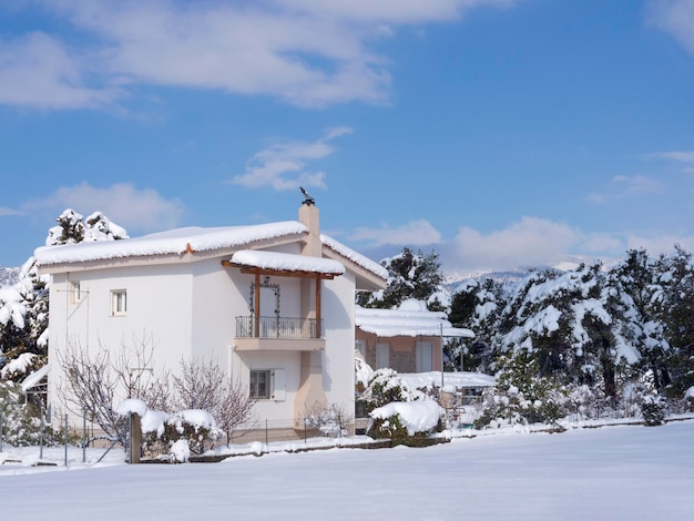 Villaggio greco sotto la neve in una giornata di sole in Grecia