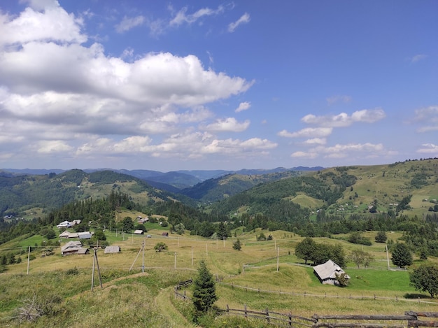 Villaggio in montagna in estate Panorama della montagna in una giornata di sole Estate soleggiata