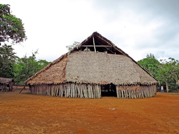 Villaggio indiano sul Rio delle Amazzoni Perù Sud America