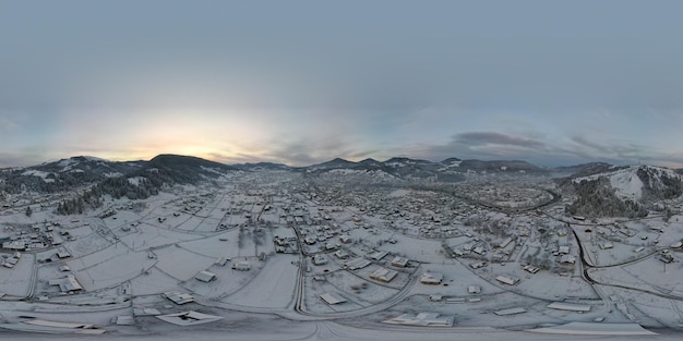 Villaggio innevato ucraino Verkhovyna, panorama 360 dei villaggi invernali, Carpazi