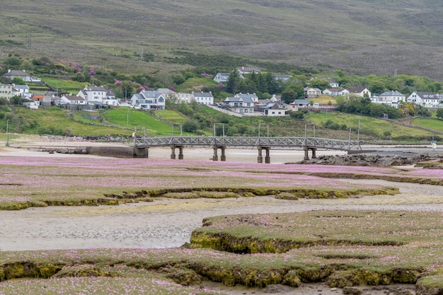 Villaggio irlandese di Mullranny al tallone della montagna Wild Atlantic WayMayo Irlanda