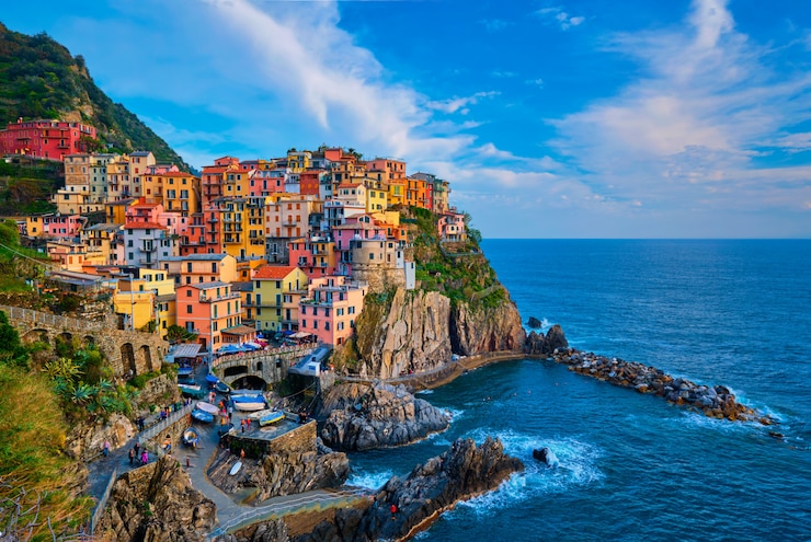 Foto villaggio manarola sul tramonto, cinque terre, liguria, italia