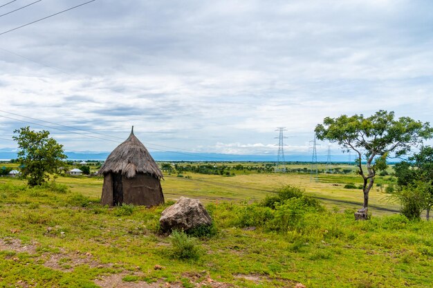 Villaggio Masai nel cratere di Ngorongoro. Piccole capanne Masai nella savana africana, Tanzania