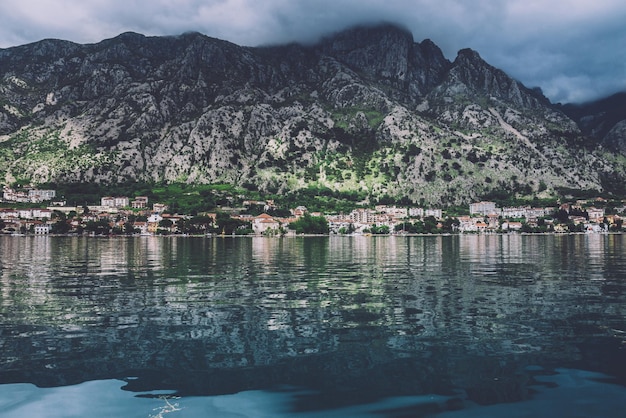 Villaggio montenegrino sulla baia di Kotorska in Montenegro