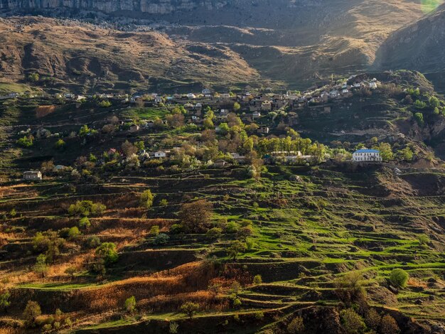 Villaggio nella gola delle montagne del Caucaso. Villaggio di alta montagna del Daghestan.