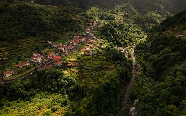 Villaggio nella verde valle montagnosa