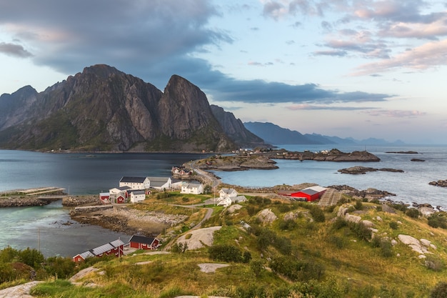 Villaggio norvegese con incredibile tramonto sullo sfondo in lofoten, Norvegia.