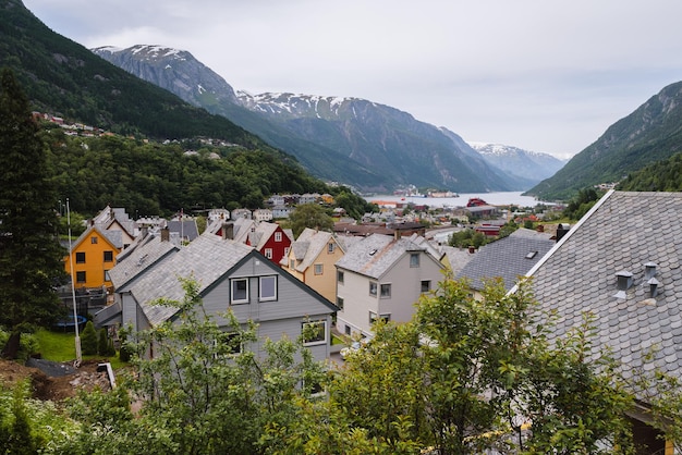 Villaggio norvegese in una valle di montagna