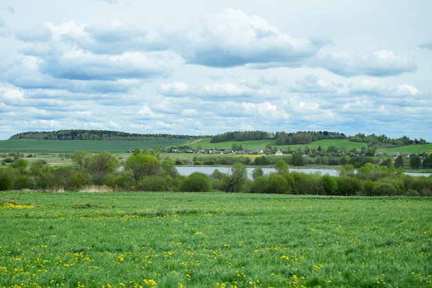 Villaggio russo del paesaggio con un lago