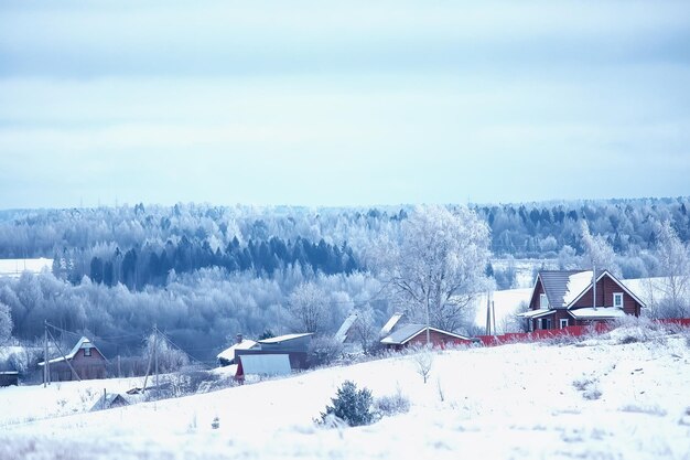 Villaggio russo in inverno, paesaggio in nevicate di gennaio, case di villaggio