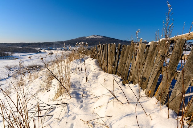 Villaggio russo innevato d'inverno nei Monti Ural Russia