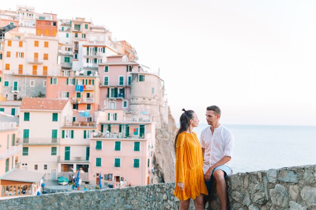 Villaggio sbalorditivo del fondo felice delle coppie di Manarola, Cinque Terre, Liguria, Italia