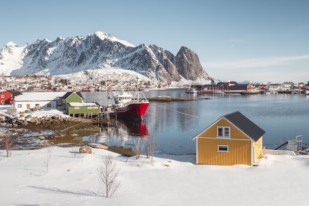 Villaggio scandinavo sulla costa alle isole Lofoten