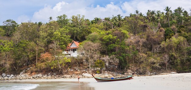 Villaggio sull'isola nel sud-est asiatico. PHUKET, THAILANDIA