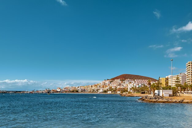 Villaggio sulla costa. Paesaggio dell'isola di Tenerife.