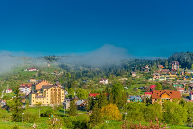 Villaggio ucraino colorato sulle colline di montagna al mattino