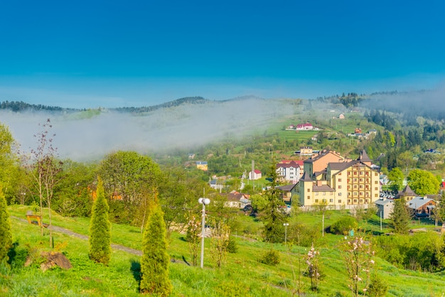 Villaggio ucraino colorato sulle colline di montagna al mattino