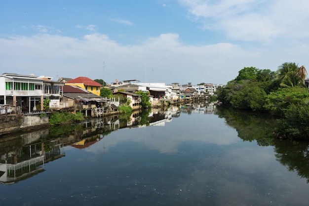 Villaggio vicino al lungofiume del fiume con il vecchio villaggio della costruzione