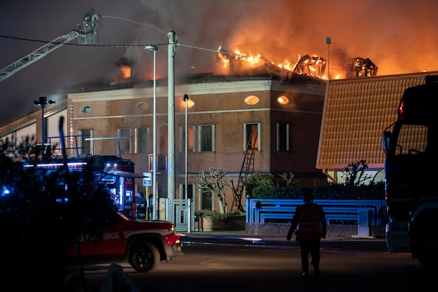 VILLANOVA DEL GHEBBO, ITALIA 23 MARZO 2021: Casa che brucia di notte con i vigili del fuoco