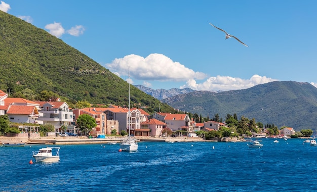 Villas e yacht nella baia di Kotor Paesaggio adriatico Montenegro