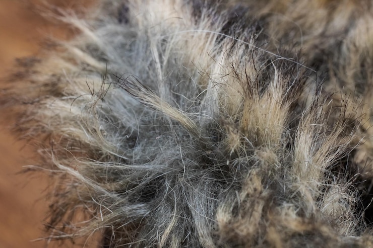 Foto villi di pelliccia sintetica marrone da vicino