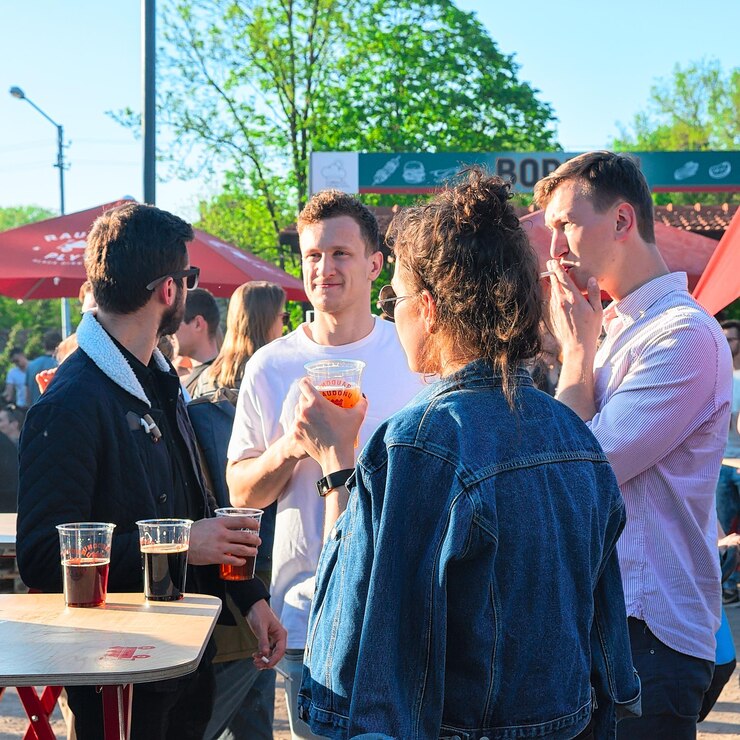 Vilnius, Lituania - 19 maggio 2017: Giovani che bevono birra al festival gastronomico Open Kitchen a Vilnius, Lituania.