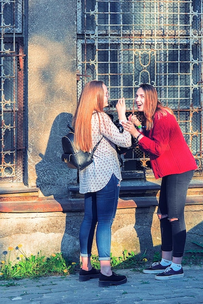 Vilnius, Lituania - 19 maggio 2017: Ragazze che fanno il trucco nella strada della città vecchia di Vilnius, Lituania.