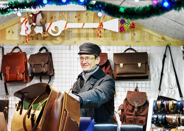 Vilnius, Lituania - 27 dicembre 2015: In una delle bancarelle che vendono borse in pelle durante il mercatino di Natale di Vilnius. La fiera si svolge ogni anno da dicembre fino all'inizio di gennaio.