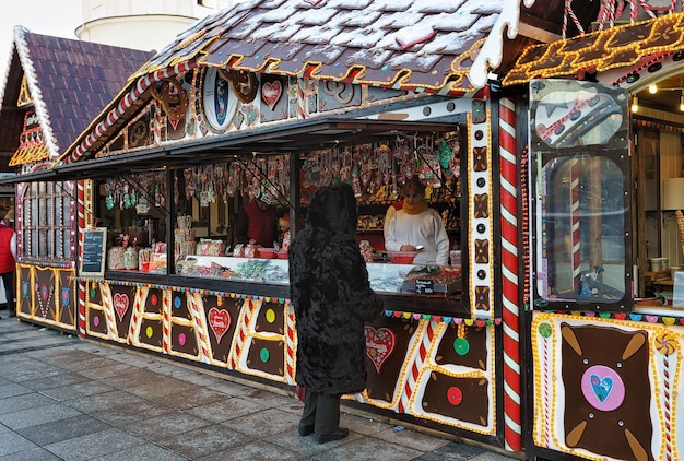 Vilnius, Lituania - 4 dicembre 2016: Donna alla casa di caramelle di Natale sul mercatino di Natale in Piazza della Cattedrale, Vilnius, Lituania.