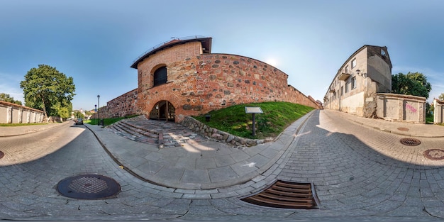 VILNIUS LITUANIA SETTEMBRE 2018 Panorama di vista angolare a 360 gradi senza cuciture vicino al bastione delle mura della città architettura decorativa in stile medievale in proiezione sferica equirettangolare contenuto vr