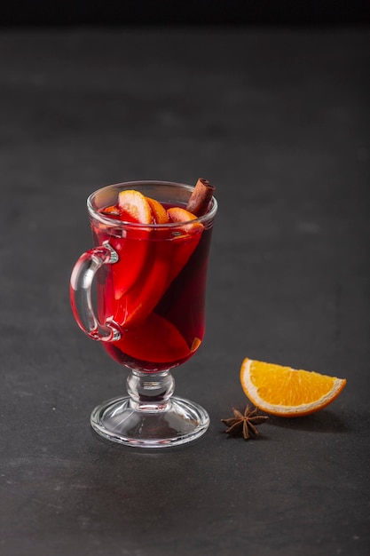 Vin brulé alcolico con frutta e spezie bevanda alcolica tradizionale per Natale