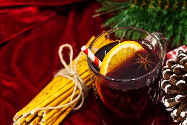 Vin brulé caldo con le spezie sul fondo di Natale