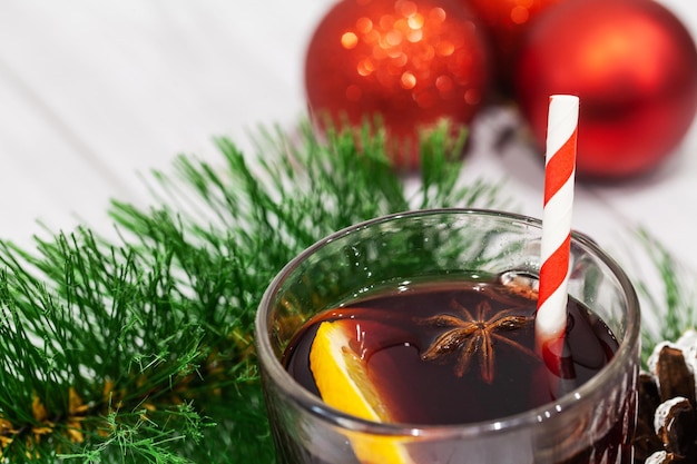 Vin brulé caldo con spezie su sfondo di Natale.