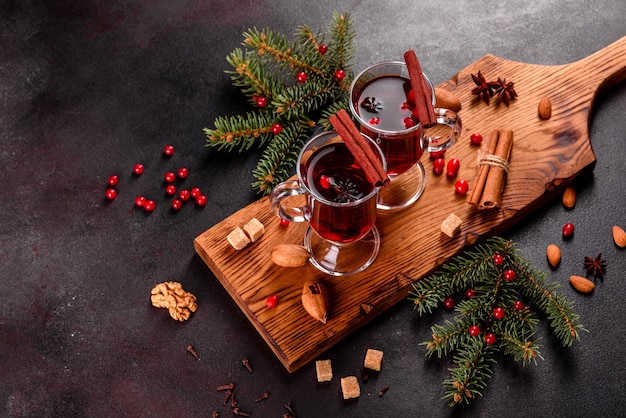 Vin brulè caldo con spezie varie