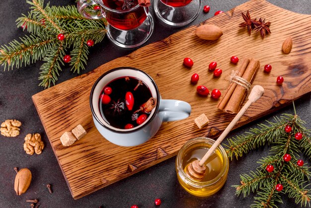 Vin brulè caldo con spezie varie