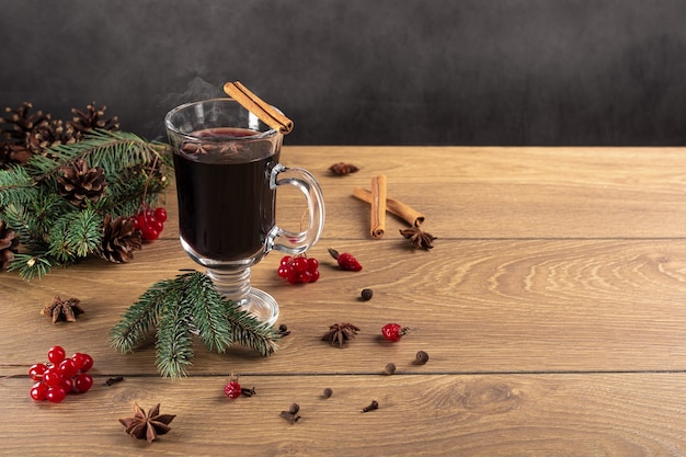 Vin brulè caldo di Natale con cannella e anice