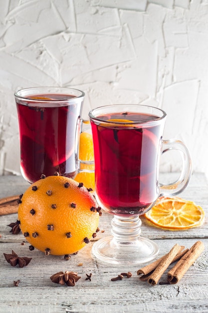 Vin brulè caldo di Natale con spezie