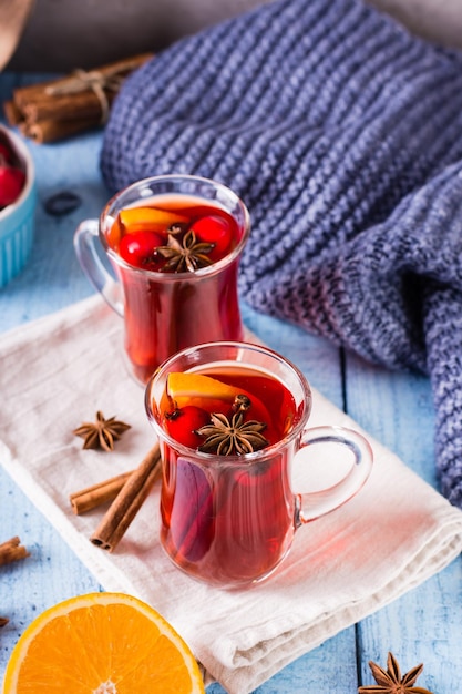 Vin brulè caldo fatto in casa con cannella arancione e frutti di bosco in bicchieri sul tavolo Vista verticale