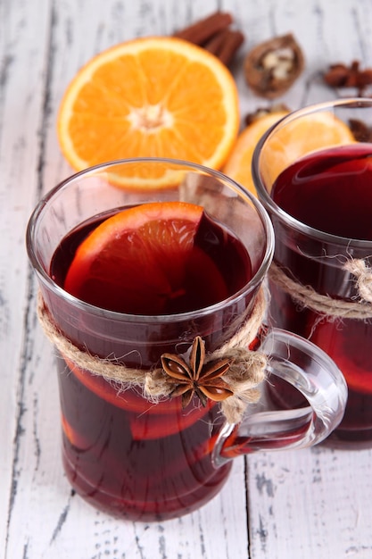 Vin brulé con arance e spezie su fondo in legno