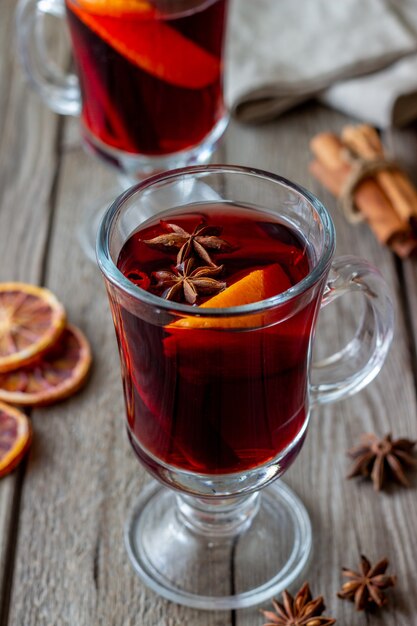 Vin brulè con cannella e arancia. Bevanda calda. Inverno. Ricetta.