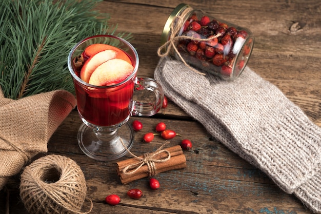 Vin brulè con cannella, rami di pino e muffole.