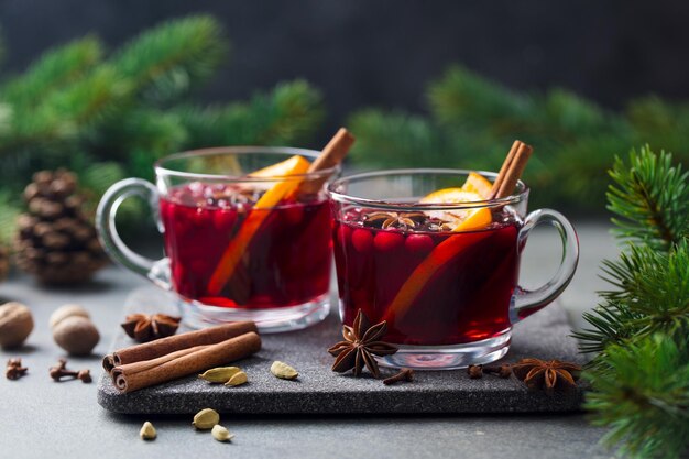 Vin brulé con spezie Decorazione natalizia Sfondo in pietra grigia Copia spazio
