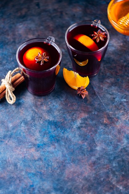 Vin brulè con spezie e arancia in tazze di vetro