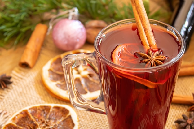 Vin brulè di Natale. Buon Natale. Bicchiere di vin brulé con cannella e anice, vista dall'alto. Messa a fuoco selettiva.Vacanze