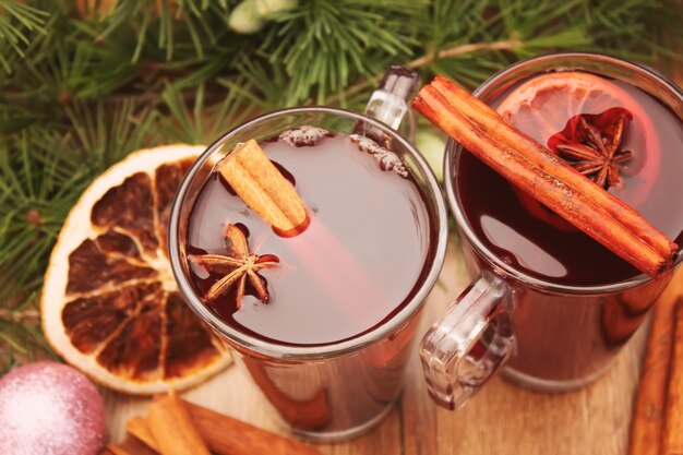 Vin brulè di Natale. Buon Natale. Bicchiere di vin brulé con cannella e anice, vista dall'alto. Messa a fuoco selettiva.Vacanze