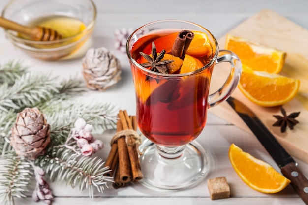 Vin brulè di Natale con cannella e agrumi