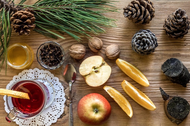 Vin brulé di Natale con spezie su fondo di legno