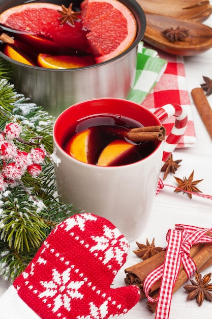 Vin brulé di Natale sulla tavola di legno